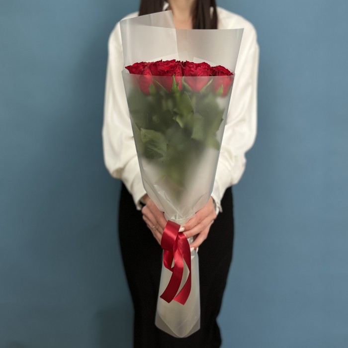 15 красных роз Мадам ред 50 см