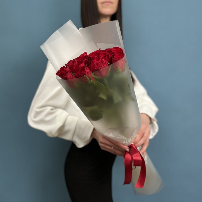 15 красных роз Мадам ред 50 см