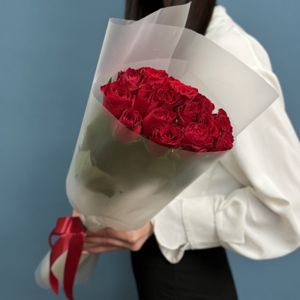 15 красных роз Мадам ред 50 см