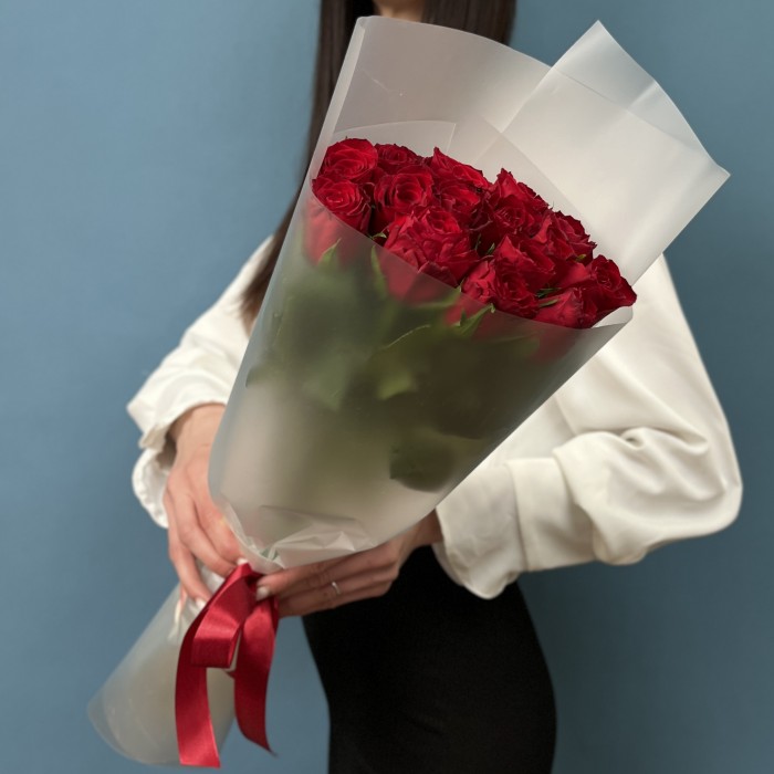 15 красных роз Мадам ред 50 см