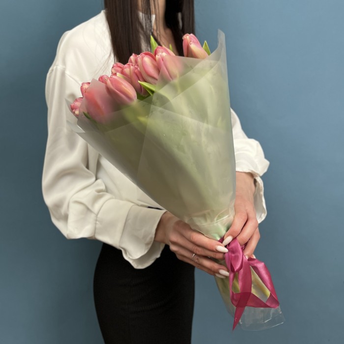 25 коралловых тюльпанов