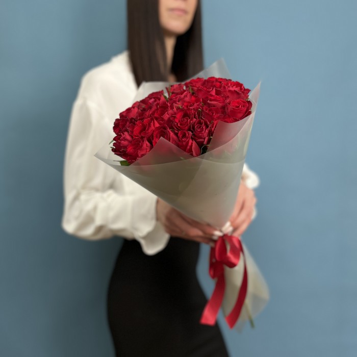 25 красных роз Мадам Ред 50 см