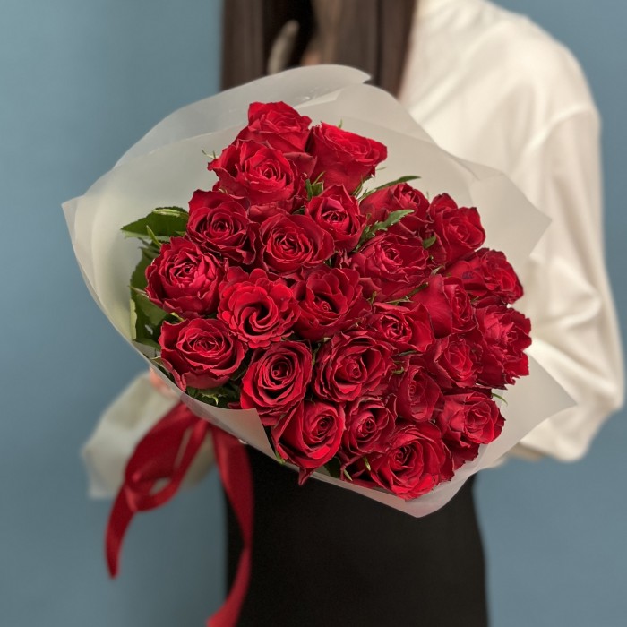 25 красных роз Мадам Ред 50 см