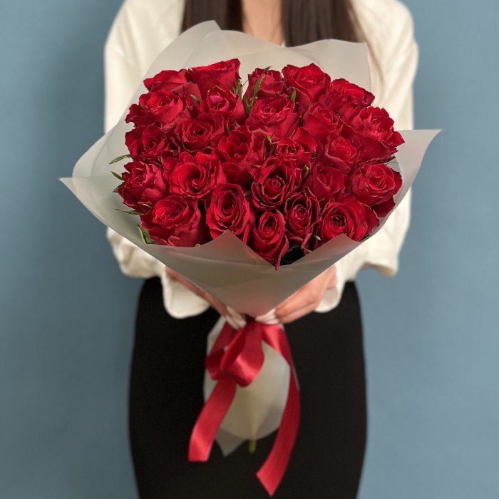 25 красных роз Мадам Ред 50 см