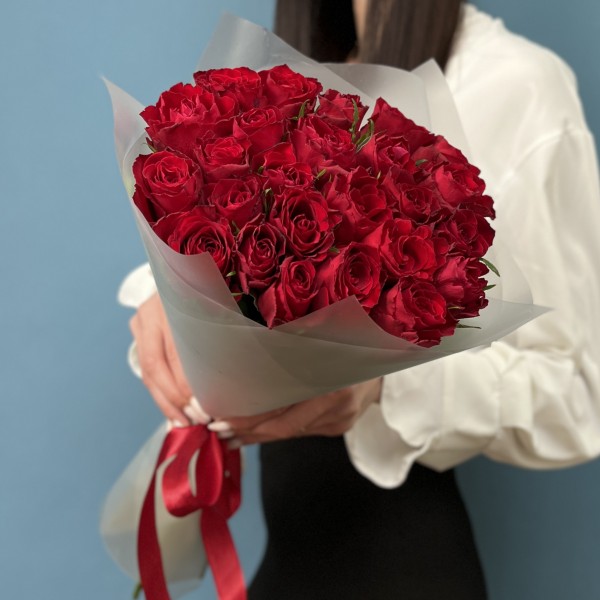 25 красных роз Мадам Ред 50 см
