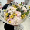 Пышная гортензия с мимозой и ранункулюсами
