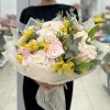 Пышная гортензия с мимозой и ранункулюсами