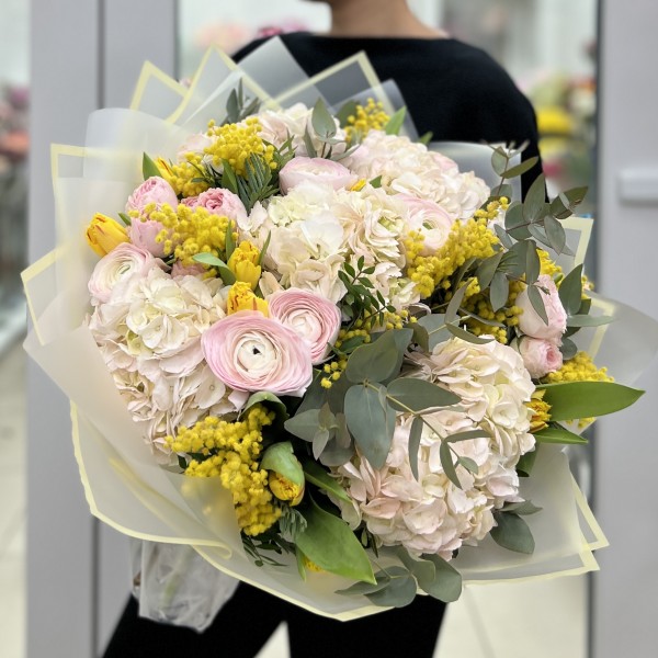 Пышная гортензия с мимозой и ранункулюсами