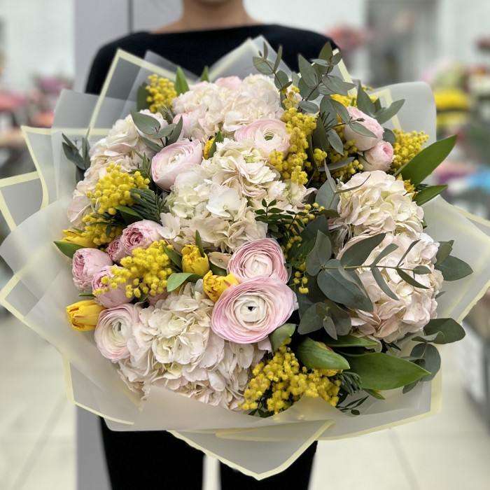 Пышная гортензия с мимозой и ранункулюсами