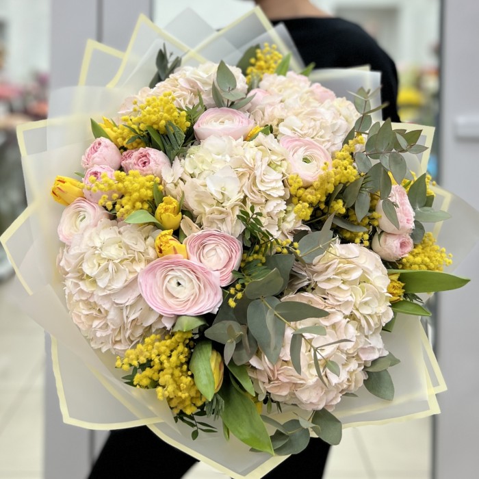 Пышная гортензия с мимозой и ранункулюсами