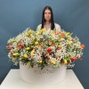 301 тюльпан микс с белой гипсофилой в коробке