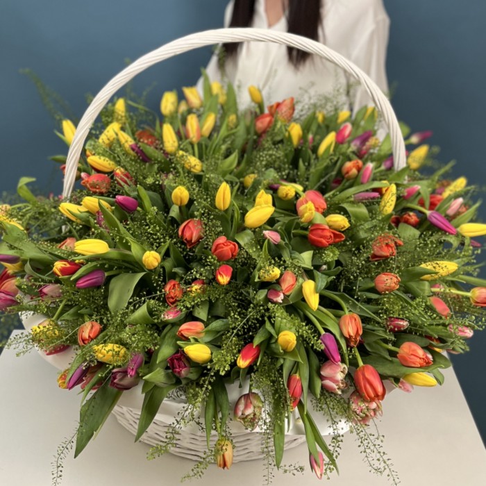 301 тюльпан микс с гринбелом в корзине