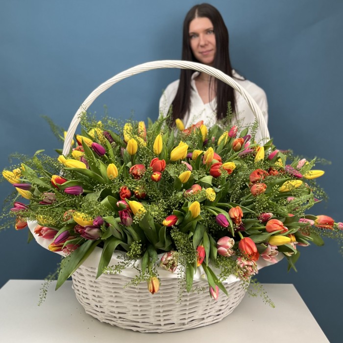 301 тюльпан микс с гринбелом в корзине