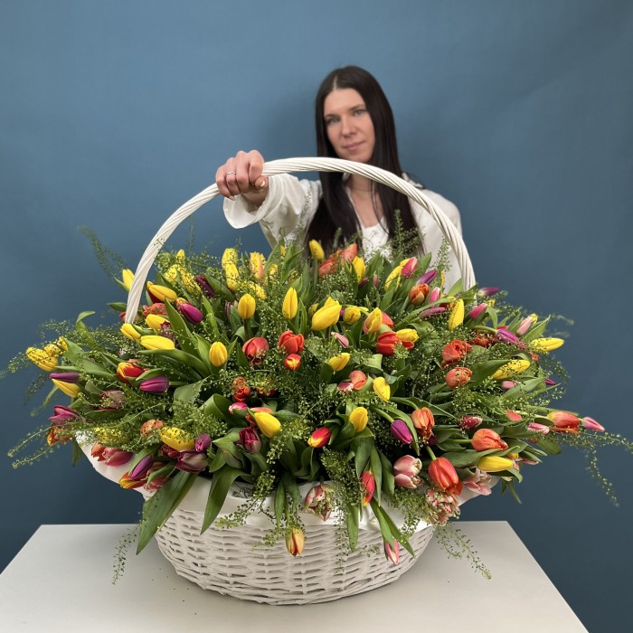 301 тюльпан микс с гринбелом в корзине