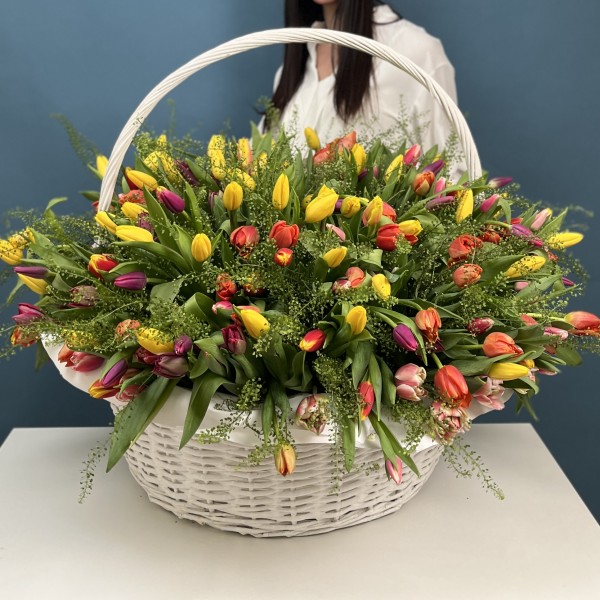 301 тюльпан микс с гринбелом в корзине