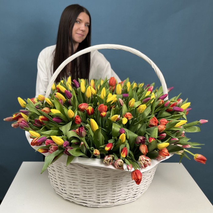 301 тюльпан микс в корзине