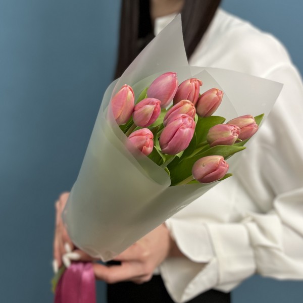 Корпоративный букет 11 коралловых тюльпанов