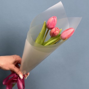 Корпоративный букет 3 коралловых тюльпана