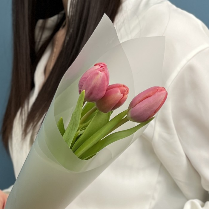 Корпоративный букет 3 коралловых тюльпана