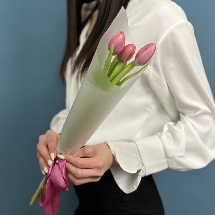 Корпоративный букет 3 коралловых тюльпана