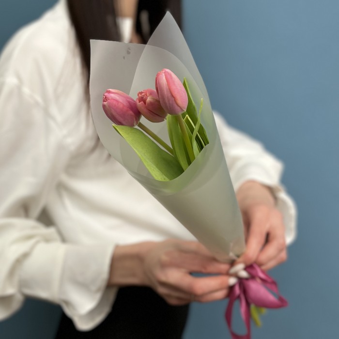 Корпоративный букет 3 коралловых тюльпана