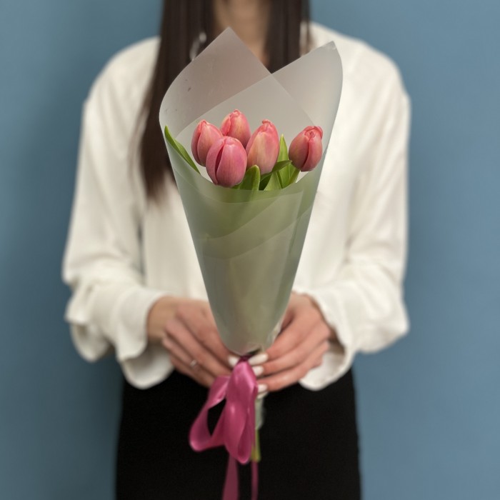 Корпоративный букет 5 коралловых тюльпана