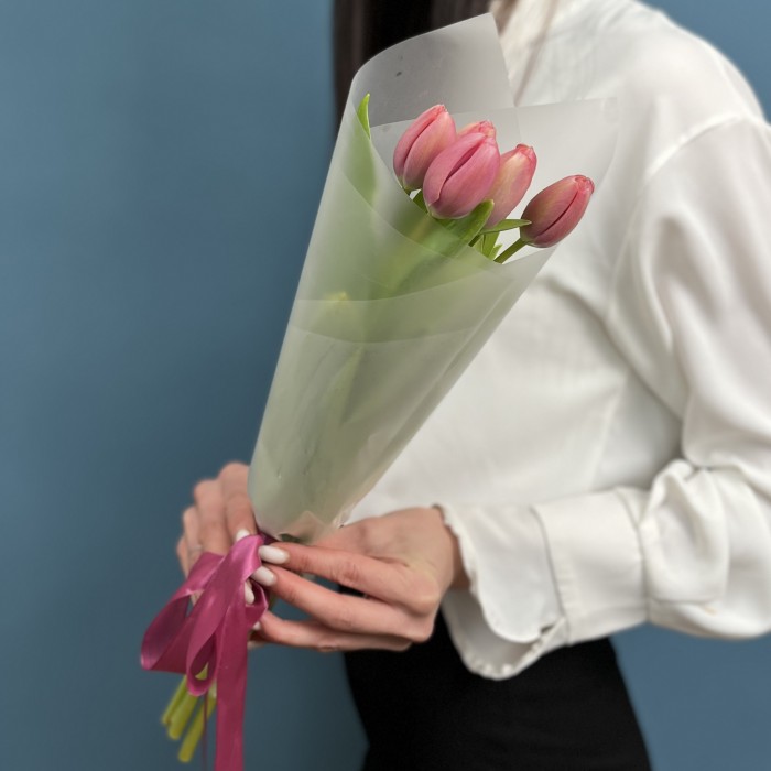 Корпоративный букет 5 коралловых тюльпана