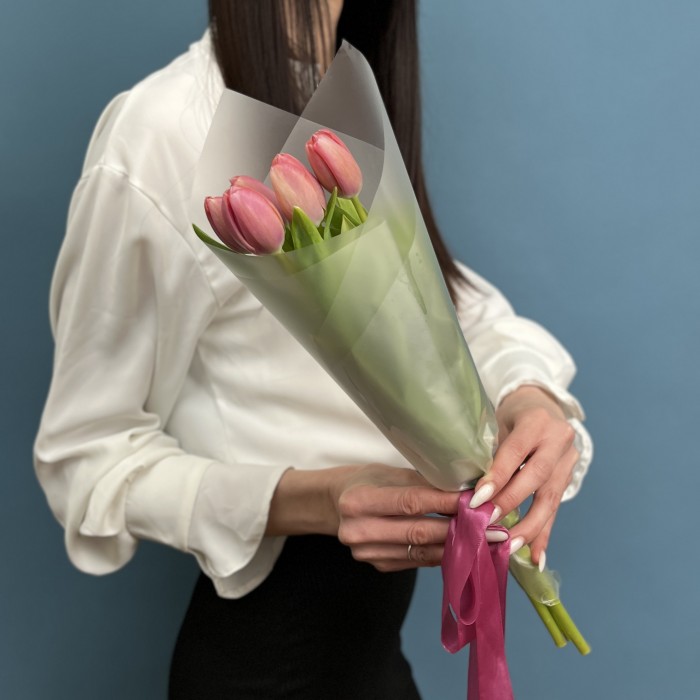 Корпоративный букет 5 коралловых тюльпана