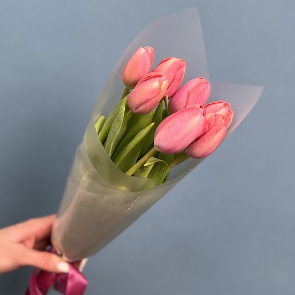 Корпоративный букет 7 коралловых тюльпанов