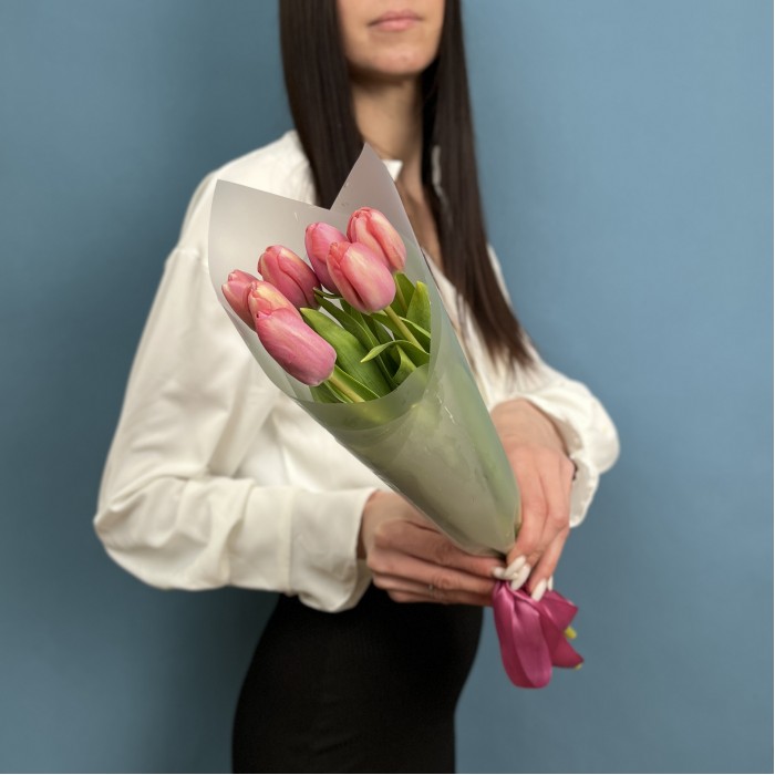 Корпоративный букет 7 коралловых тюльпанов