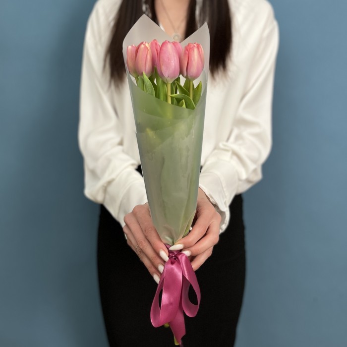 Корпоративный букет 7 коралловых тюльпанов