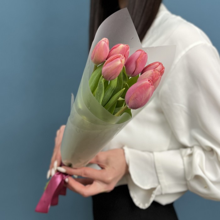 Корпоративный букет 7 коралловых тюльпанов