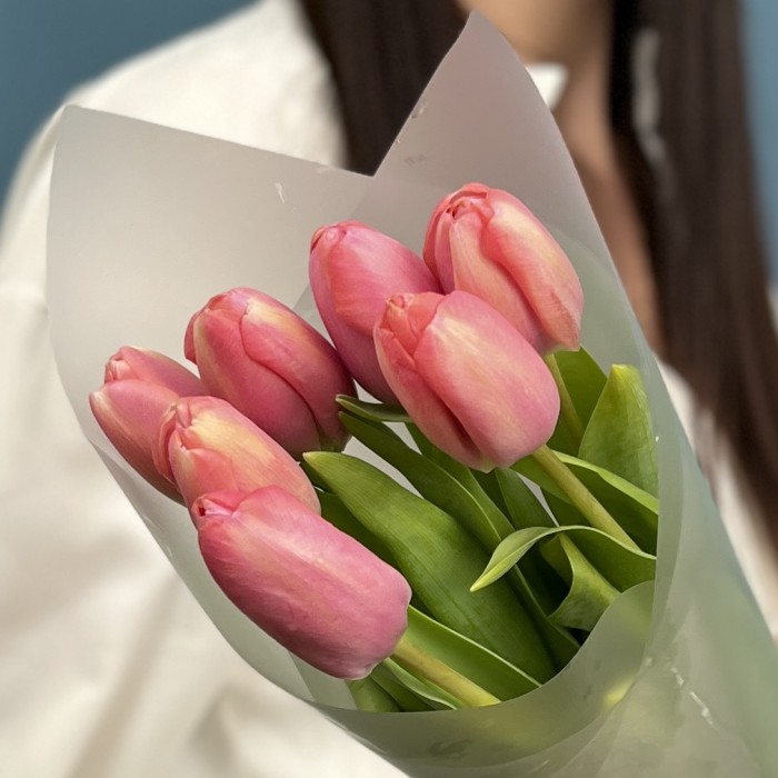 Корпоративный букет 7 коралловых тюльпанов