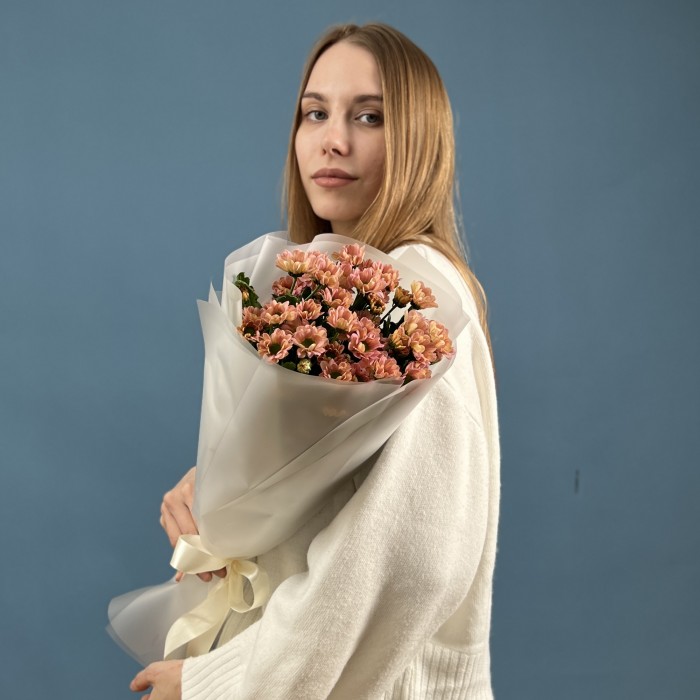 Букет из 5 лососевых хризантем Сантини