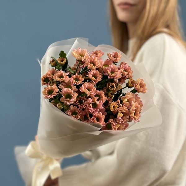 Букет из 5 лососевых хризантем Сантини