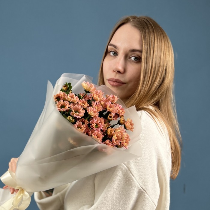 Букет из 5 лососевых хризантем Сантини
