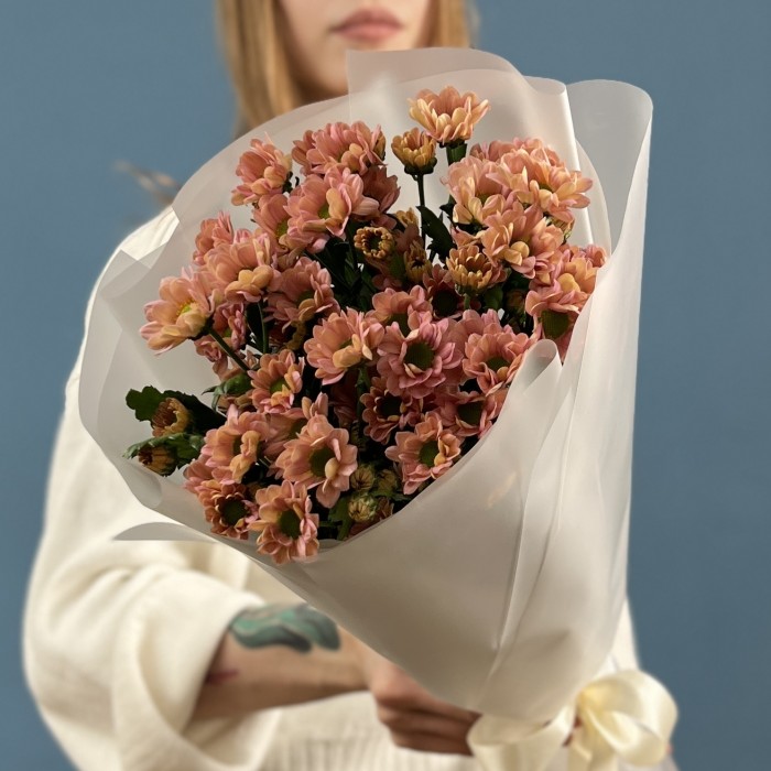 Букет из 5 лососевых хризантем Сантини