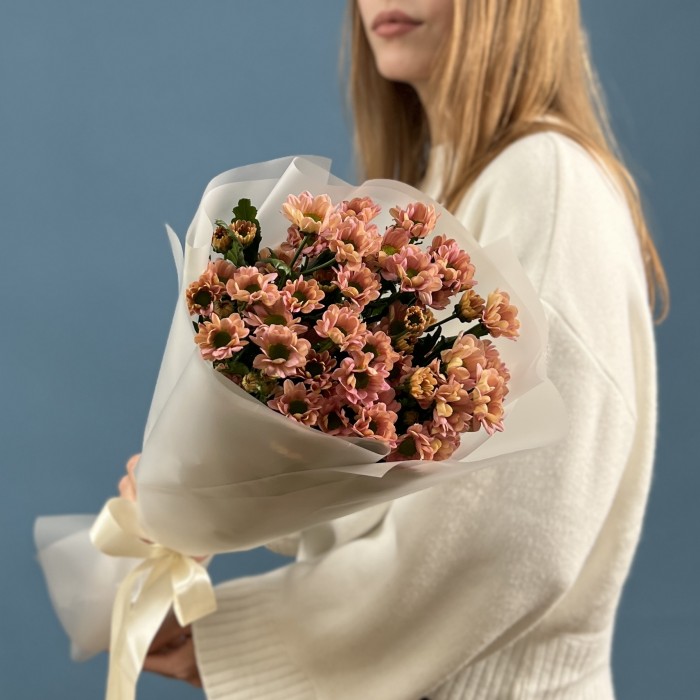 Букет из 5 лососевых хризантем Сантини