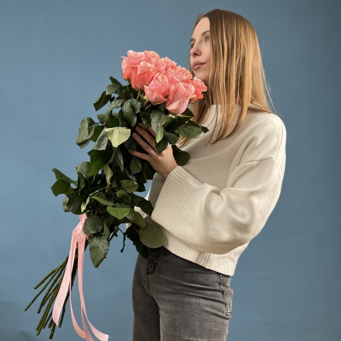 11 длинных розовых роз Би Свит 70 см