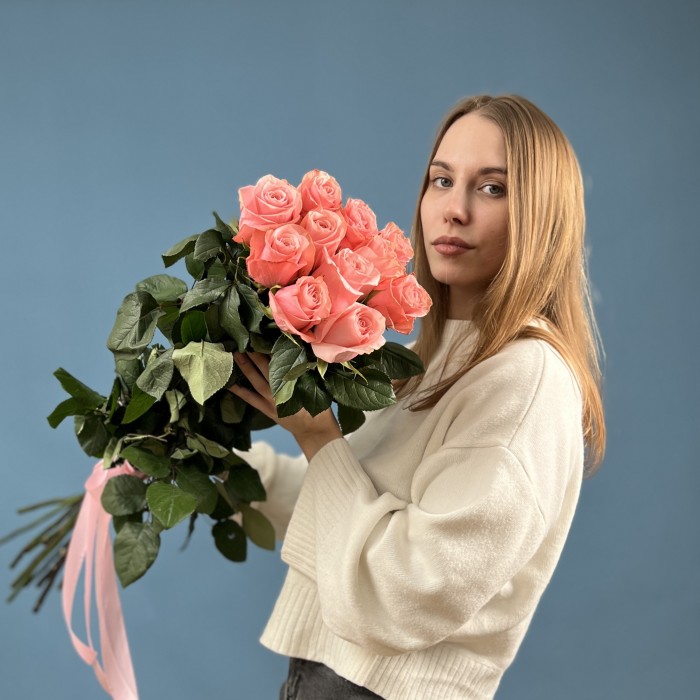 11 длинных розовых роз Би Свит 70 см