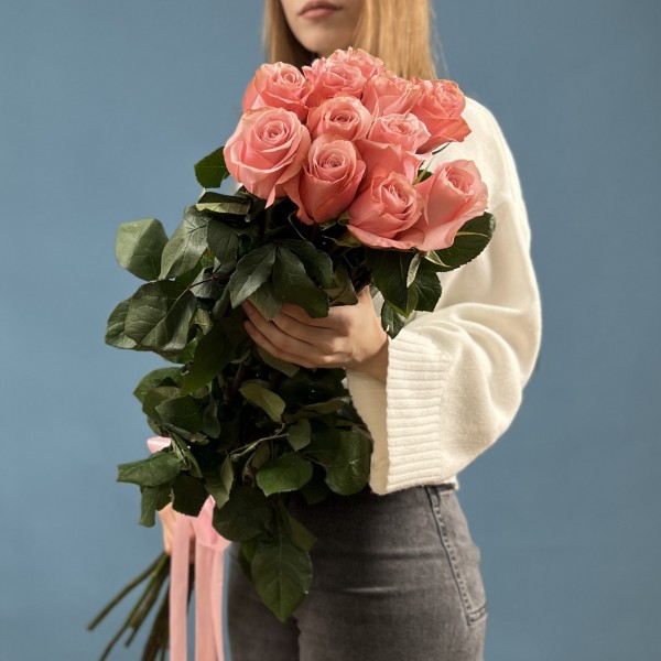 11 длинных розовых роз Би Свит 70 см