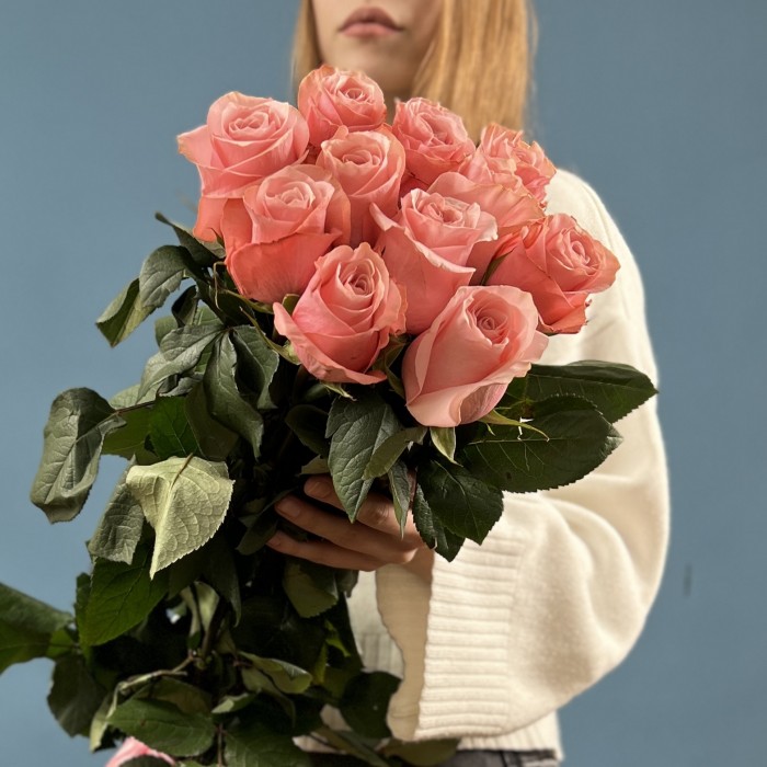 11 длинных розовых роз Би Свит 70 см