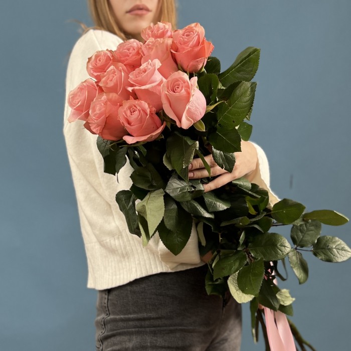 11 длинных розовых роз Би Свит 70 см