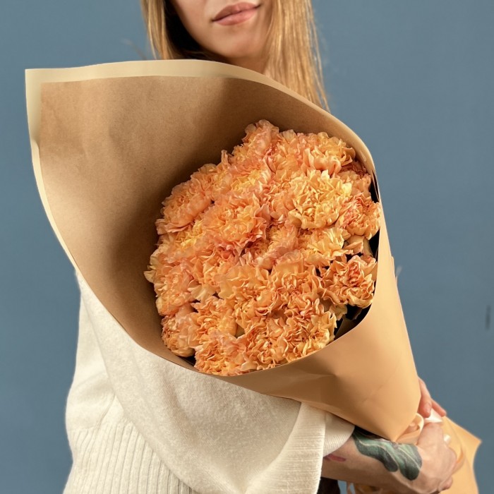 25 оранжевых гвоздик