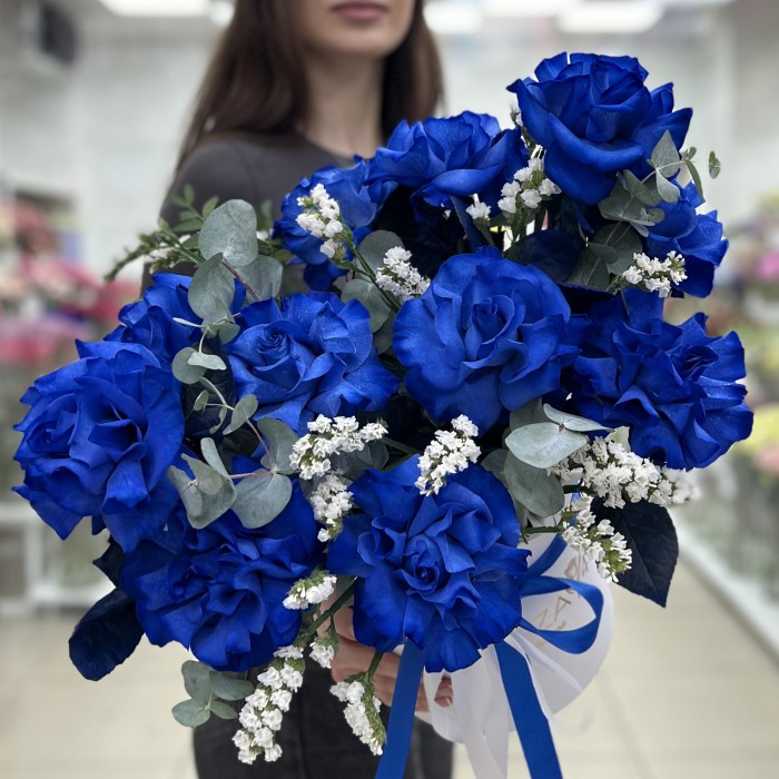 11 пышных синих роз с эвкалиптом в коробке