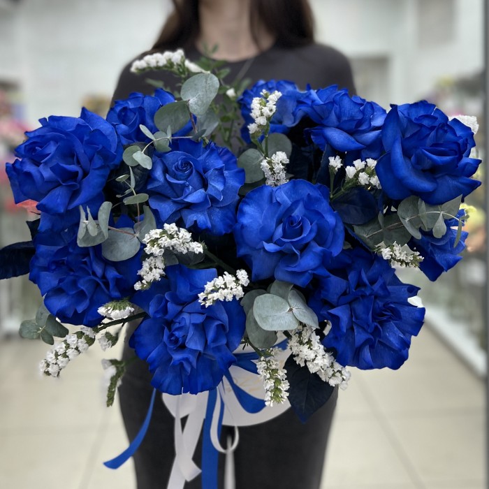 11 пышных синих роз с эвкалиптом в коробке