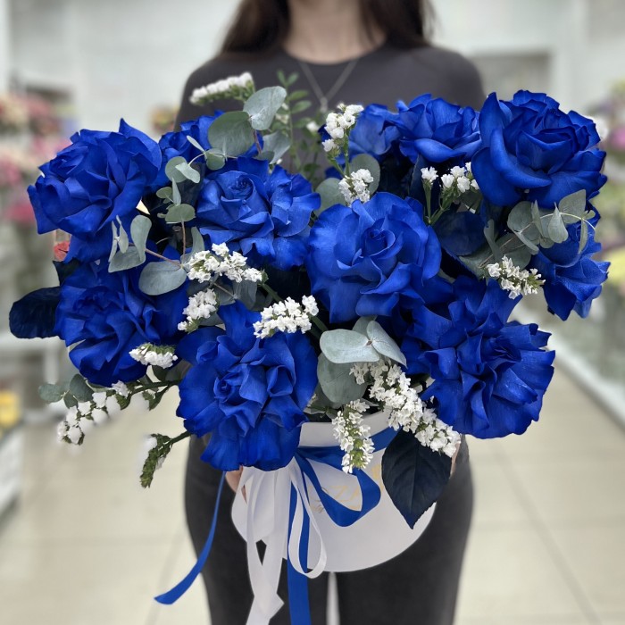 11 пышных синих роз с эвкалиптом в коробке