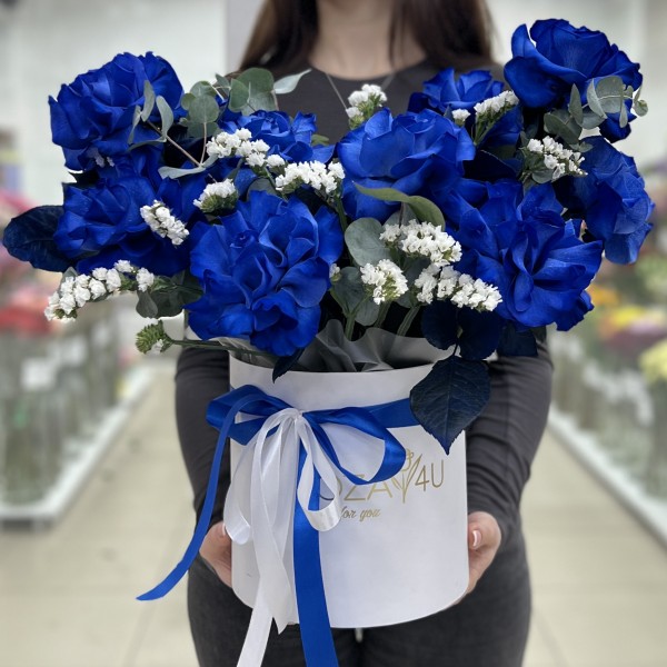 11 пышных синих роз с эвкалиптом в коробке