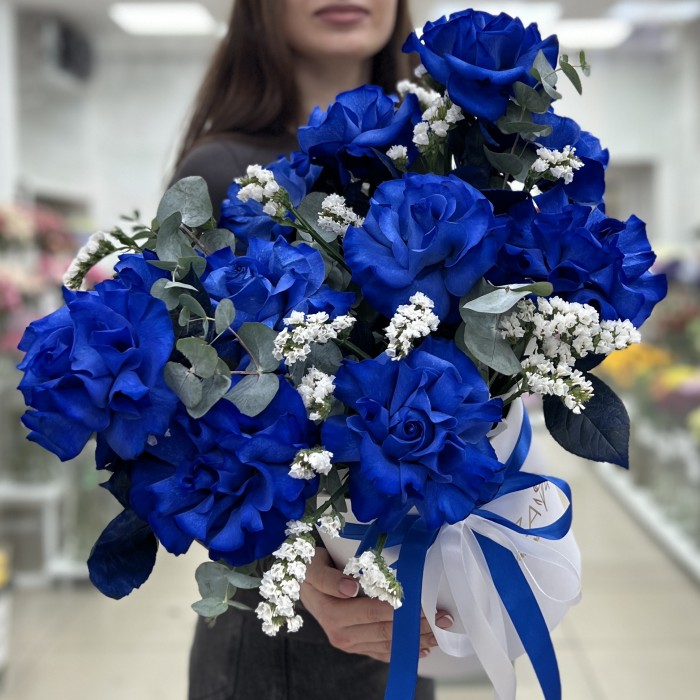 11 пышных синих роз с эвкалиптом в коробке