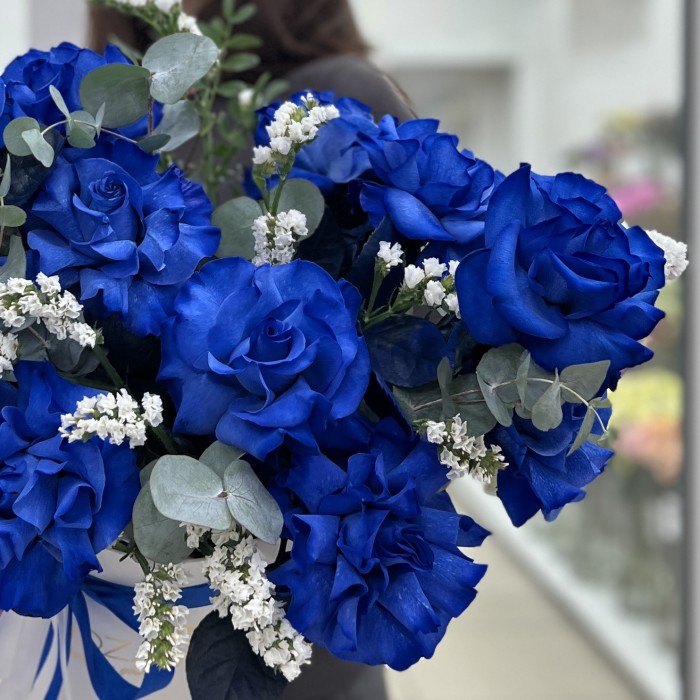 11 пышных синих роз с эвкалиптом в коробке